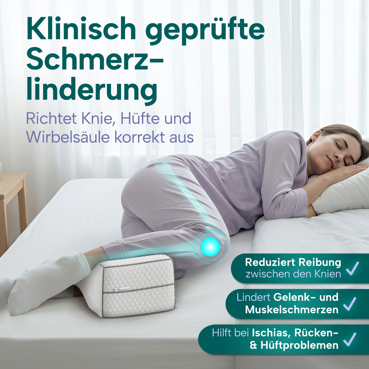 Frau schläft in Seitenlage, das Kniekissen liegt zwischen den Knien und hält Becken und Beine in einer Linie