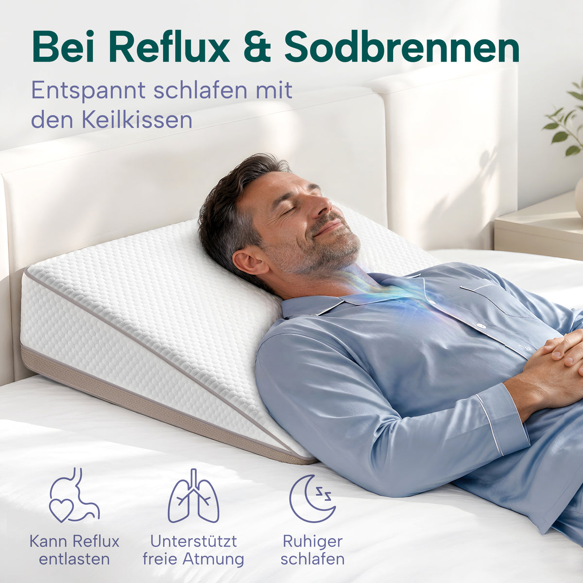 Mann liegt mit erhöhtem Oberkörper auf dem Medical Nights Keilkissen im Bett